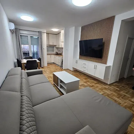 Dora Deluxe Apartment *